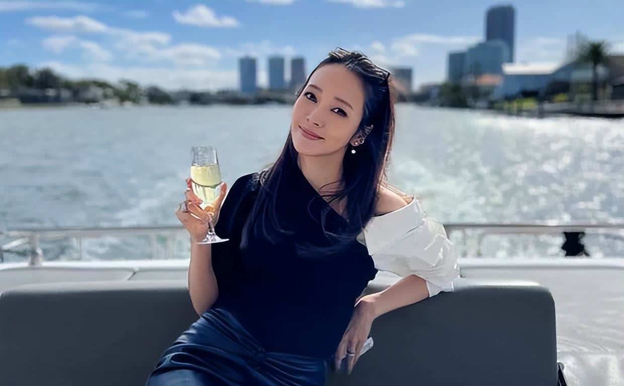 侯佩岑结婚11周年,玫瑰花蛋糕,身穿璀璨红钻,雍容华贵