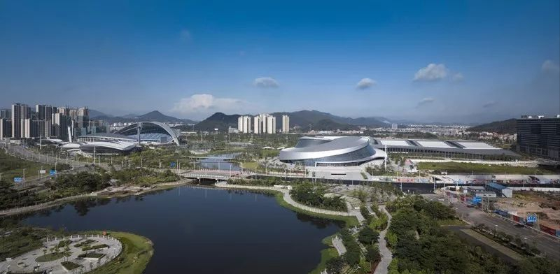 江门体育中心位于江门市北部滨江新城启动区的核心位置.