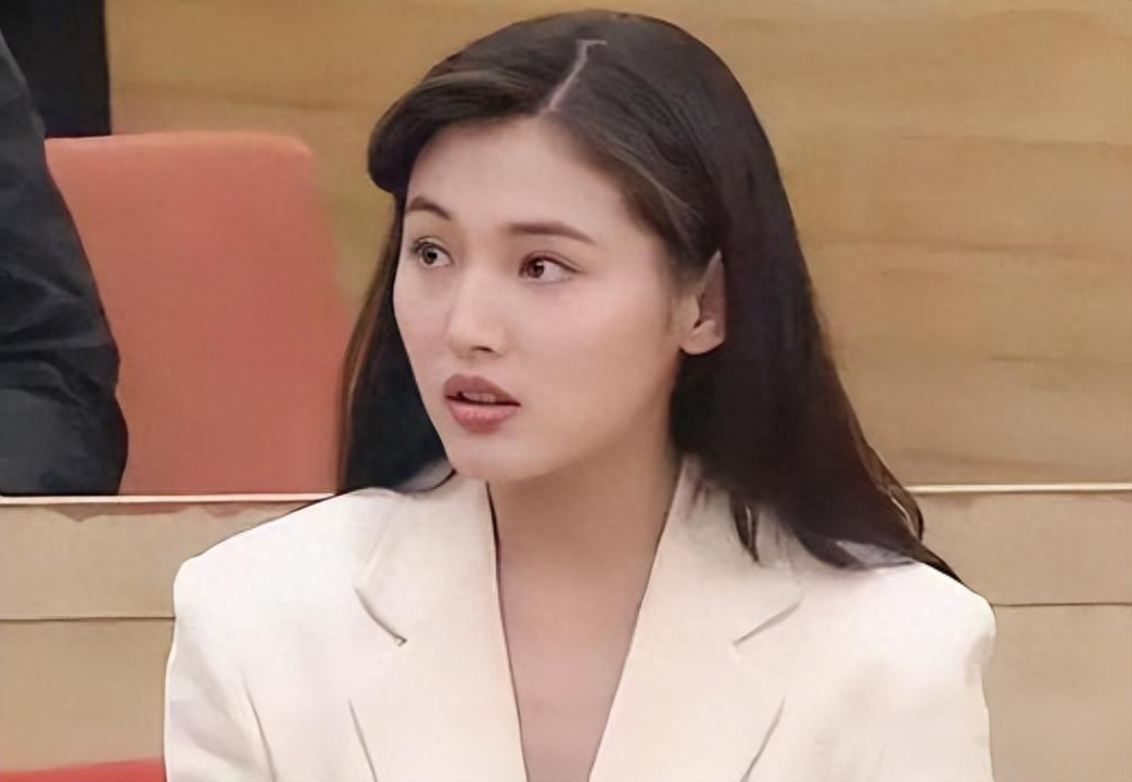 回顾演员张延嫁大5岁香港丈夫婚后生一女如今女儿比她还漂亮