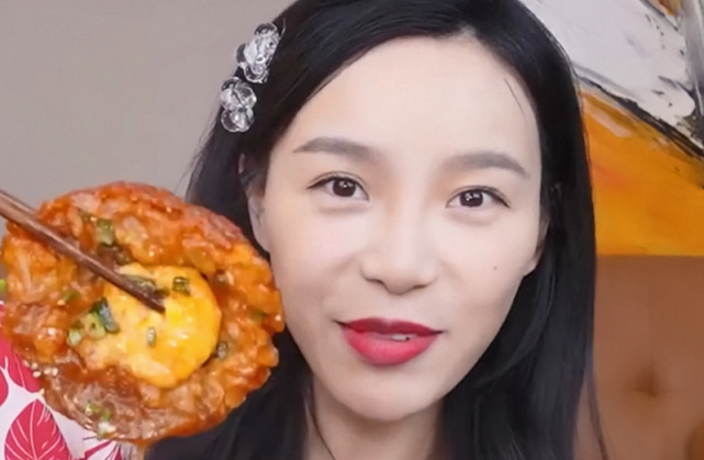 小贝饿了圈外老公罕见露面,穿衣时尚背影帅,于明年备孕生娃