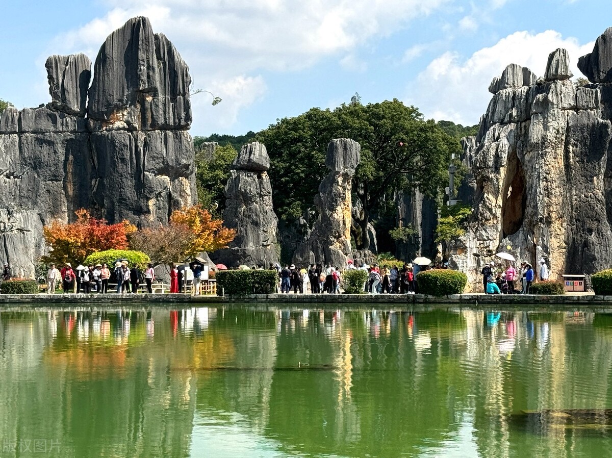 云南省昆明市,游客在石林彝族自治县石林风景区观光游览