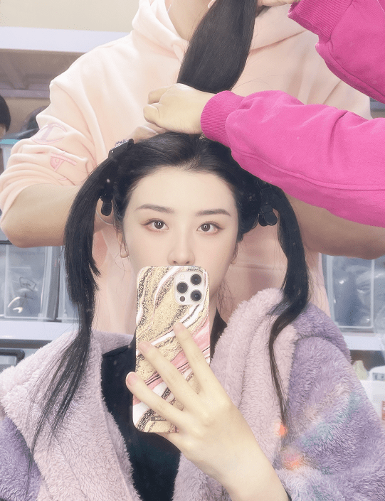 女团成员赵小棠片场抽电子烟 姿势娴熟吞云吐雾