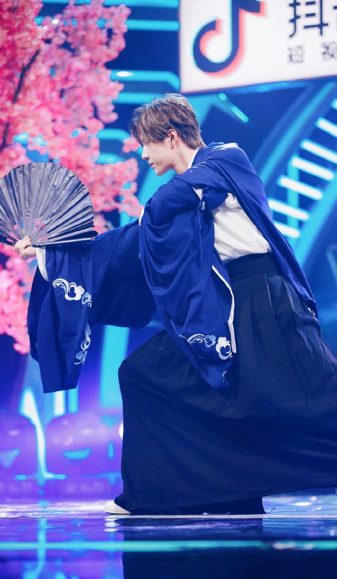 有一种养眼叫"王一博穿汉服",潇洒又帅气,谁看了不动心?