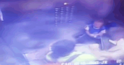 推荐|姐妹俩遭遇“电梯惊魂”后被救，物业却不让人走：2万维修费付一下