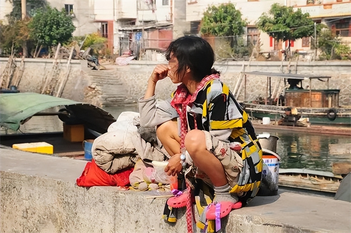 回顾:陆金凤走下法庭,含泪签完字后被押刑场,枪决前表情镇静