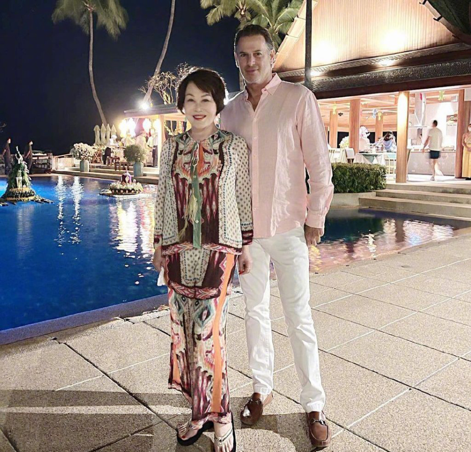 73岁靳羽西官宣恋情,小16岁男友高大威猛,十指紧扣甜蜜炸街