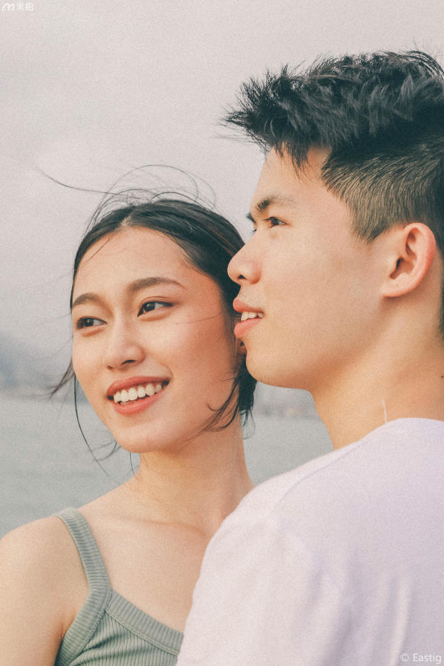 在快节奏的城市恋人们超喜欢这种简单的情侣照