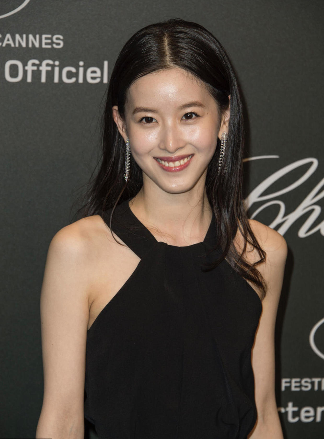 章泽天越来越有"老板范",一袭黑色连衣裙成熟稳重,气场全开