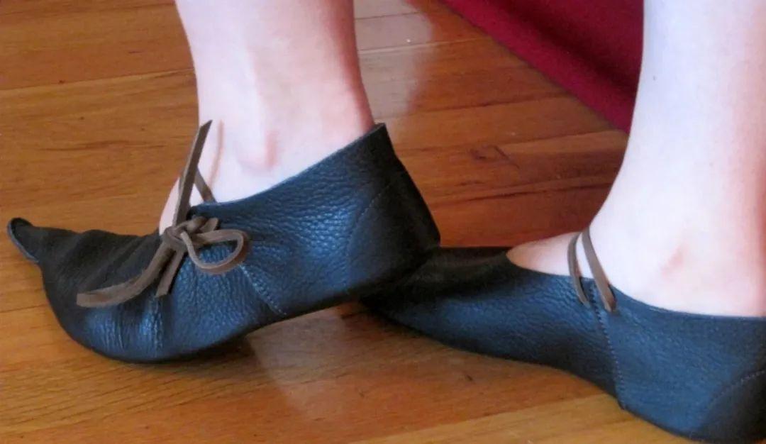 为什么中世纪欧洲人痴迷于长而尖的鞋子?