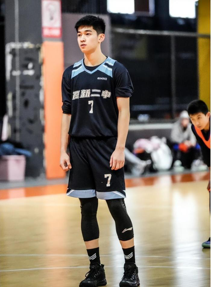 高颜值初中男生放学照走红,成绩好会打篮球,185令女大学生心动