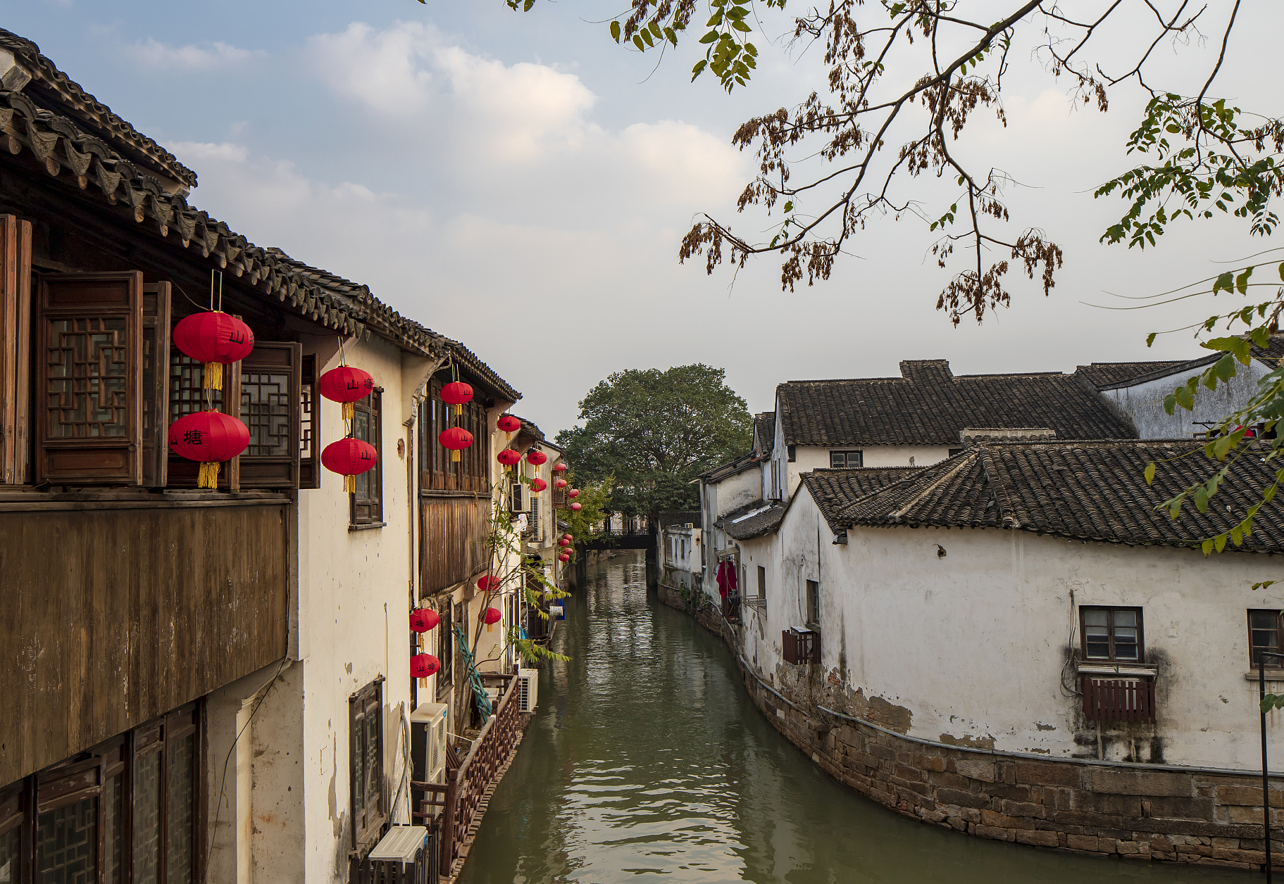 苏州这一古巷,全长约七里,由白居易主持修建,粉墙黛瓦,超美