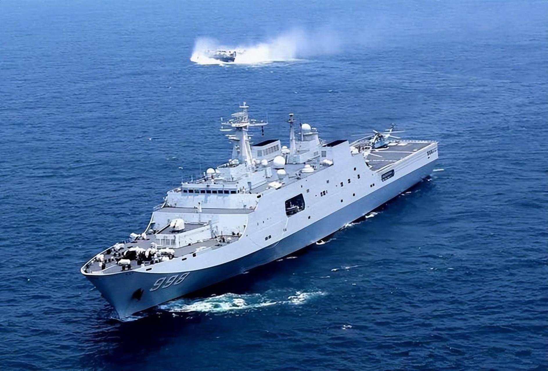 一款"夺岛神器"071型船坞登陆舰,这款排水量高达2万余吨的战舰,能够
