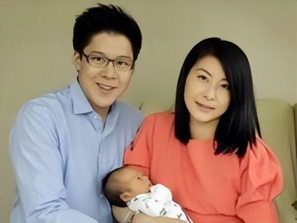 其实郭晶晶在认识霍启刚之前,也有一个志同道合的前男友,那就是田亮.