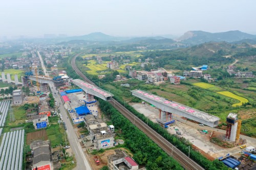 黄黄铁路最重最长转体梁成功实现同步对接