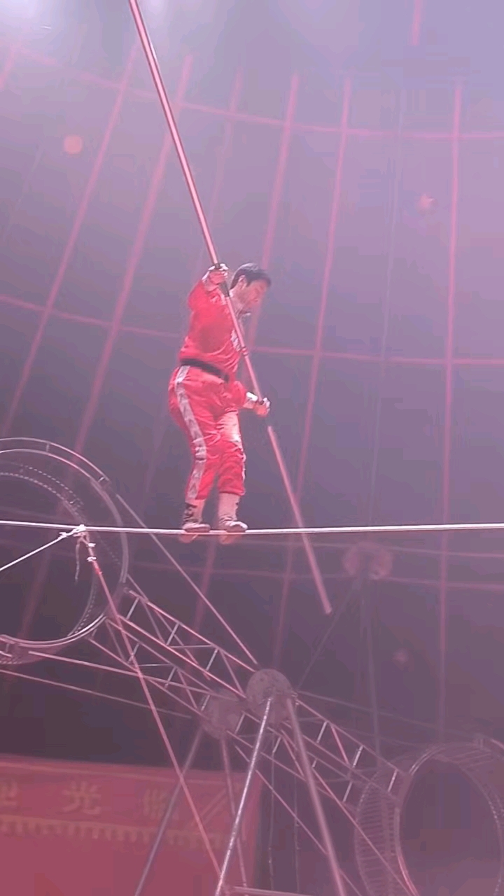 高空走钢丝表演惊险刺激高空走钢丝表演