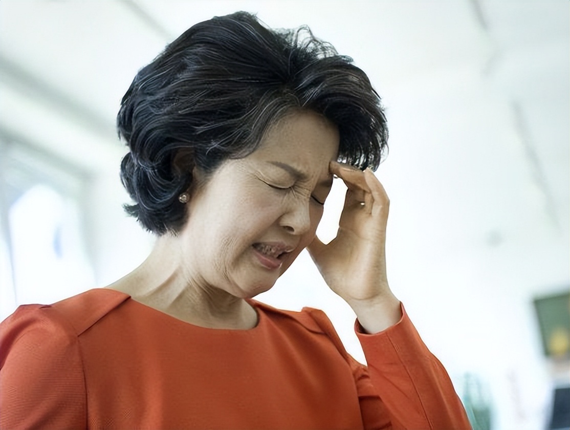 48岁女子头晕,以为是高血压,多次治疗均无效,医生:看错科了