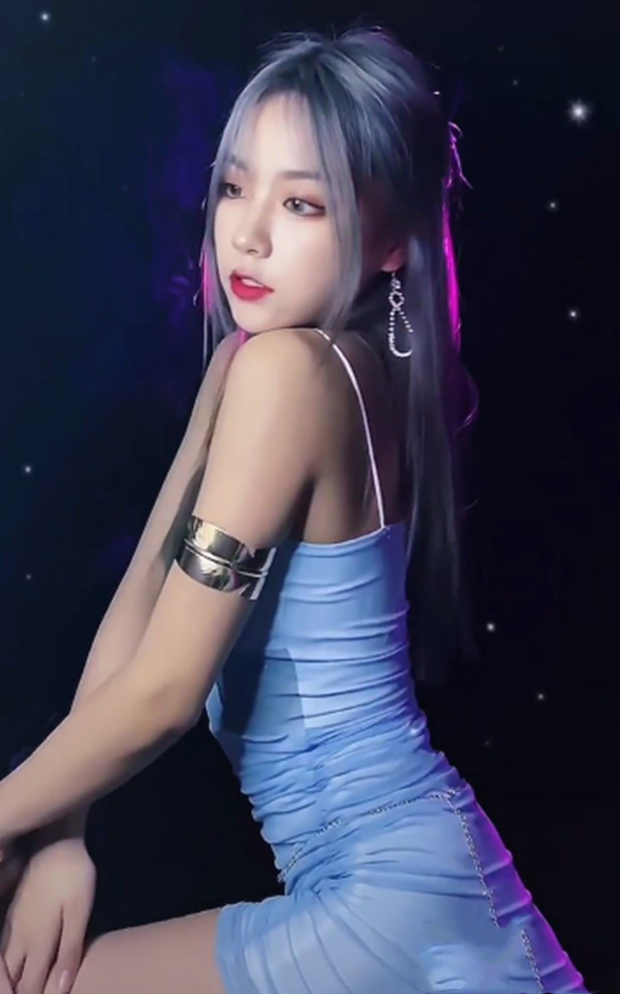 20岁千万女网红,刀小刀一夜蹿红身价暴涨背后,"阳台"事件炒作