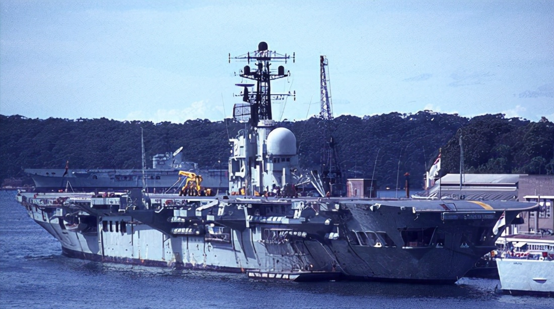 墨尔本号作为澳大利亚的荣誉航母,却屡次暴走,撞击了自家驱逐舰导致82