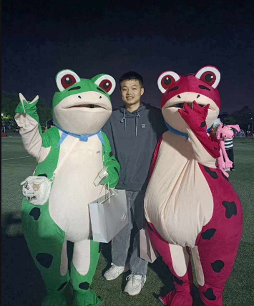 女孩子们千万别穿着玩偶服去卖东西发传单,因为你根本不知道自己遇到