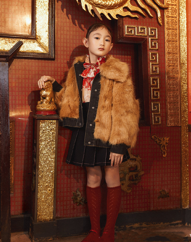 有种"长残"叫8岁奥莉,娃娃脸成国字脸,越来越像她妈