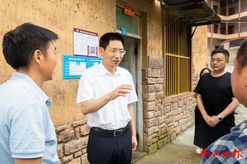 时政︱张兴益调研山王坪镇脱贫攻坚工作