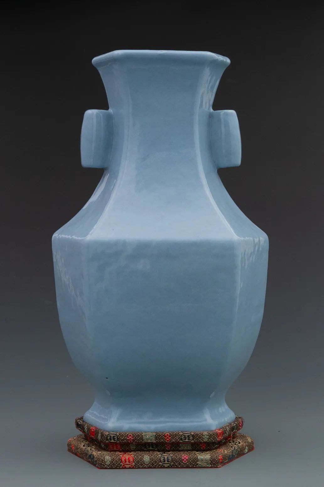 清乾隆天蓝釉六方贯耳尊|匀净雅靓,乾隆御窑大器(海外回流)