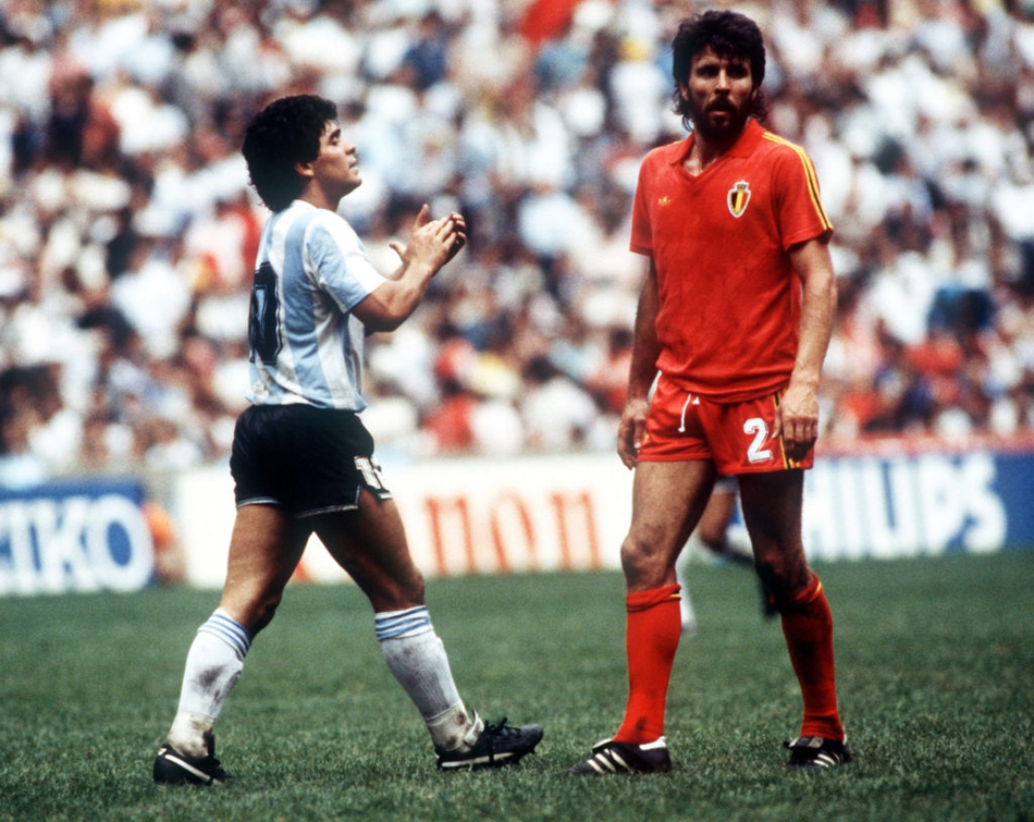 1986年世界杯半决赛,再次梅开二度,马拉多纳力助阿根廷进决赛