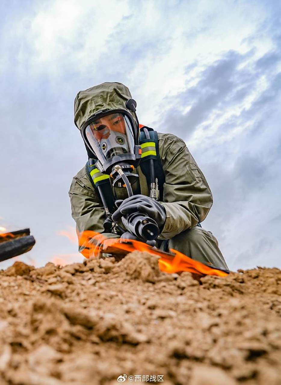 前不久,武警新疆总队某支队防化分队紧贴任务实际,围绕多个内容开展
