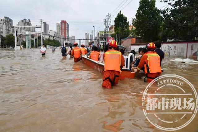 7月22日12時許,在鄭州市鄭東新區白沙鎮寬豪斯小區門口,江西消防救援