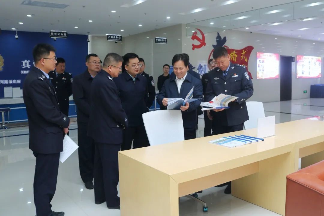 人民公安报社党委委员,副总编蒋熙辉一行到康巴什公安分局滨河路