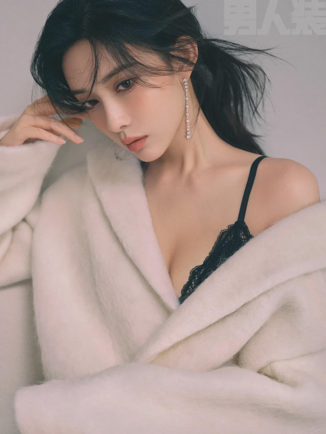 27岁孟子义登《男人装》金九刊,深v抹胸,蕾丝胸衣演绎性感