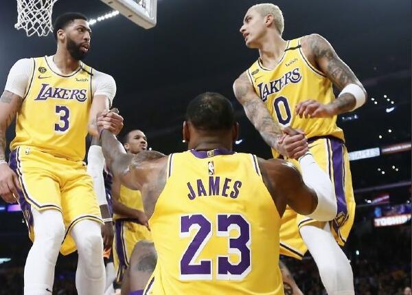 狂轰29 12 2!詹姆斯御驾亲征,浓眉王者归来,库兹马3分绝杀