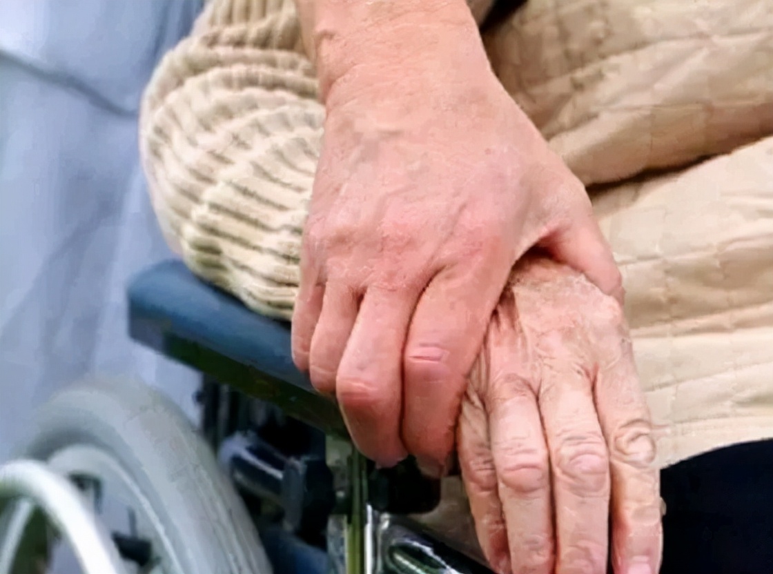 老人手抖就是帕金森?不一定,还有可能是这3个疾病