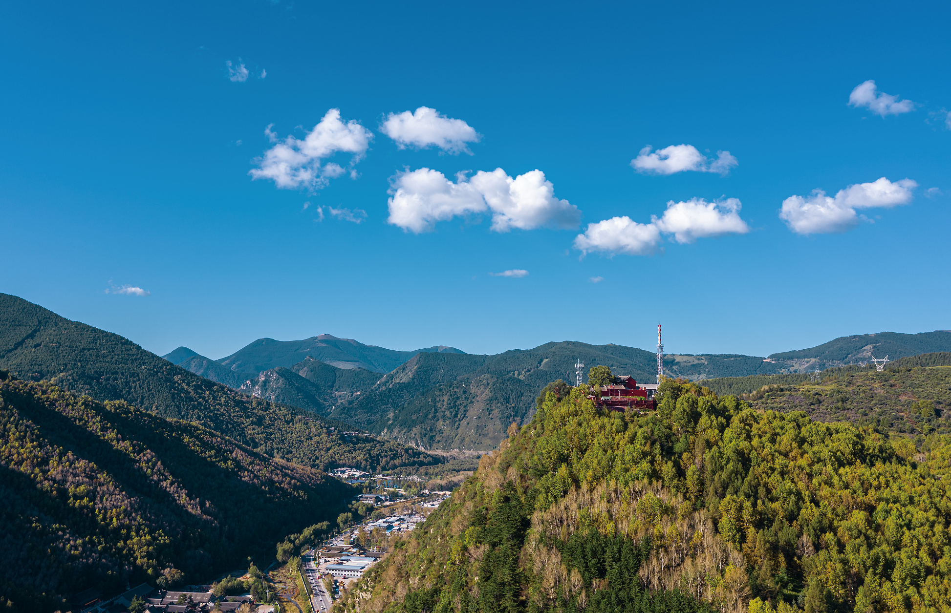 山西这一名山,崇山峻岭,群峰叠翠,古刹古庙林立,塔院庄严雄伟