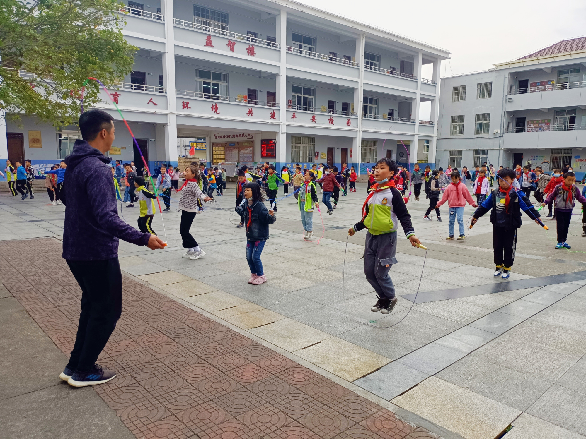 汉阴县平梁镇中心小学:阳光运动"绳彩"飞扬