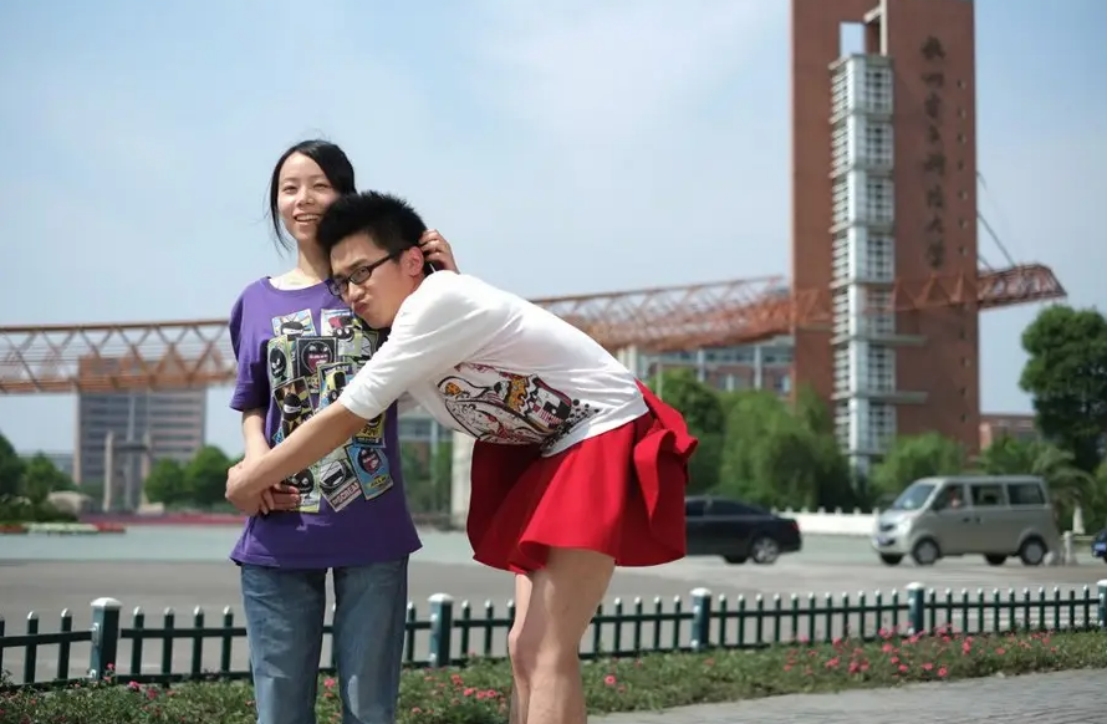 河南一男大学生浪漫表白,当众亲嘴惹人羡慕,没想到评论区更劲爆