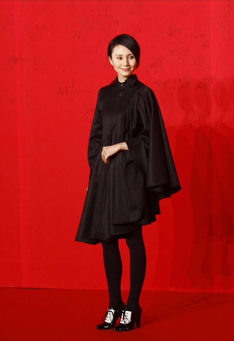 袁泉也扛不住红色丝袜,配黑裙挺抢眼的,气质温柔也难保持低调