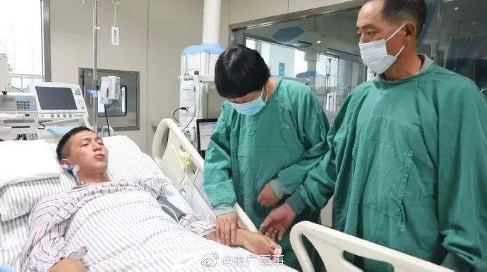 正能量|被洪水卷走负伤的他醒了！病床前这一幕让网友泪奔