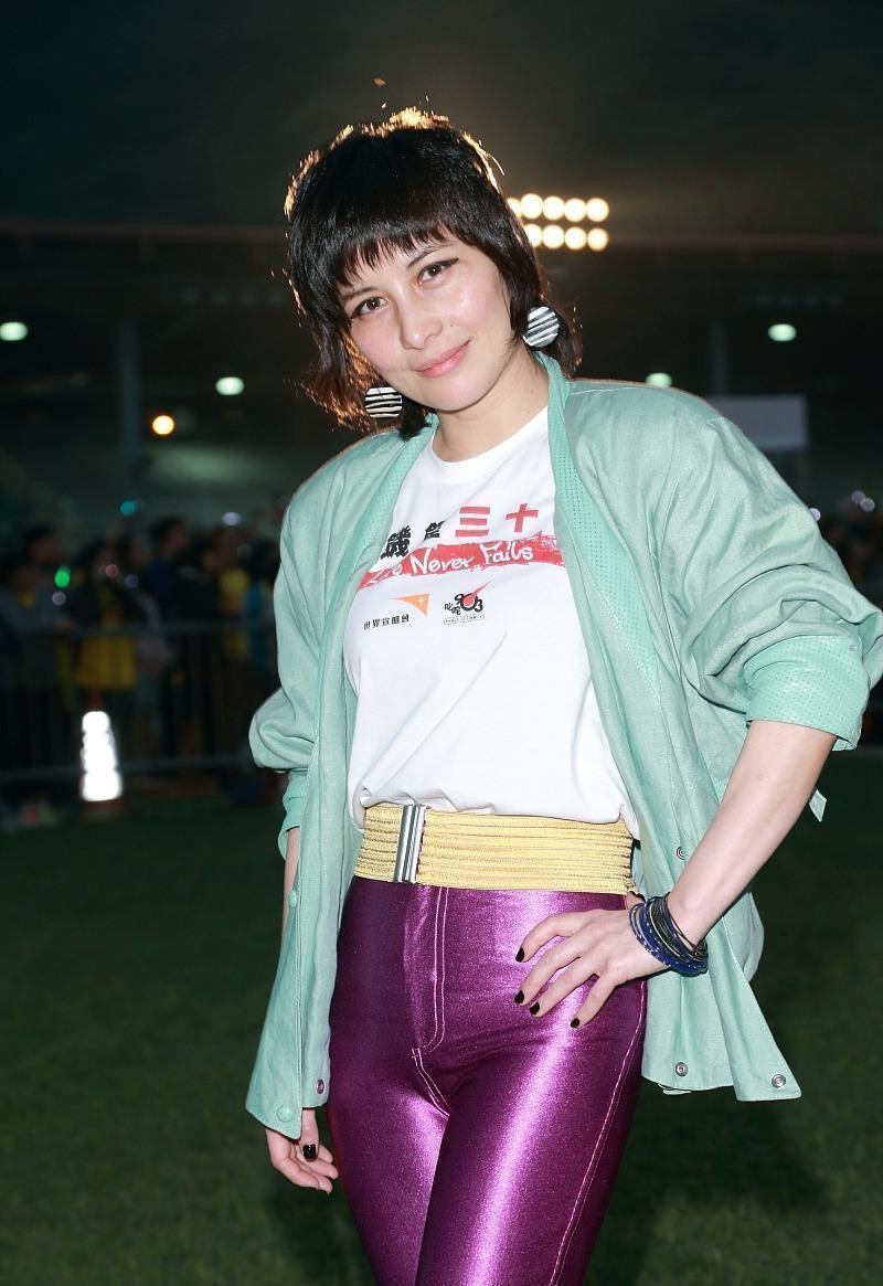 何超仪真不像豪门出身,穿夹克配紫色紧腿裤,身材不瘦但气质挺足