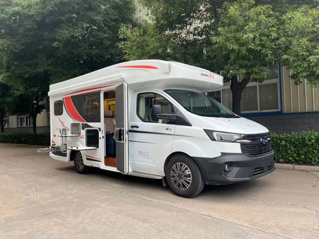 今天来看一款明隆家的福特全顺t型房车,采用纵置床设计,加持升降顶让