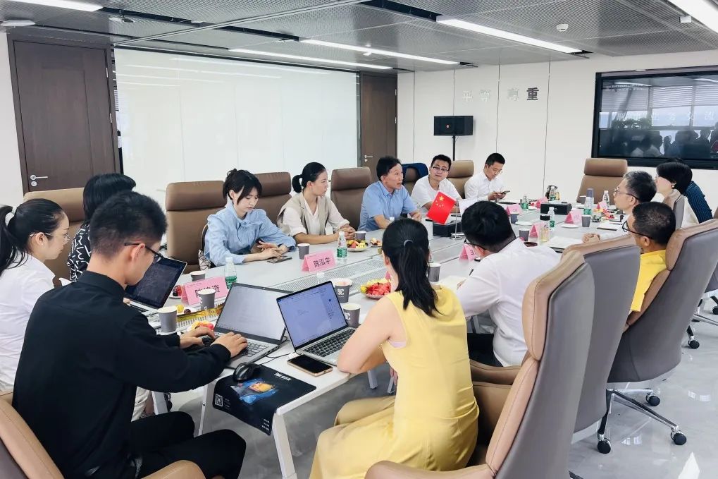 热烈欢迎中闻律师事务所邓建国律师一行三人莅临我所交流指导