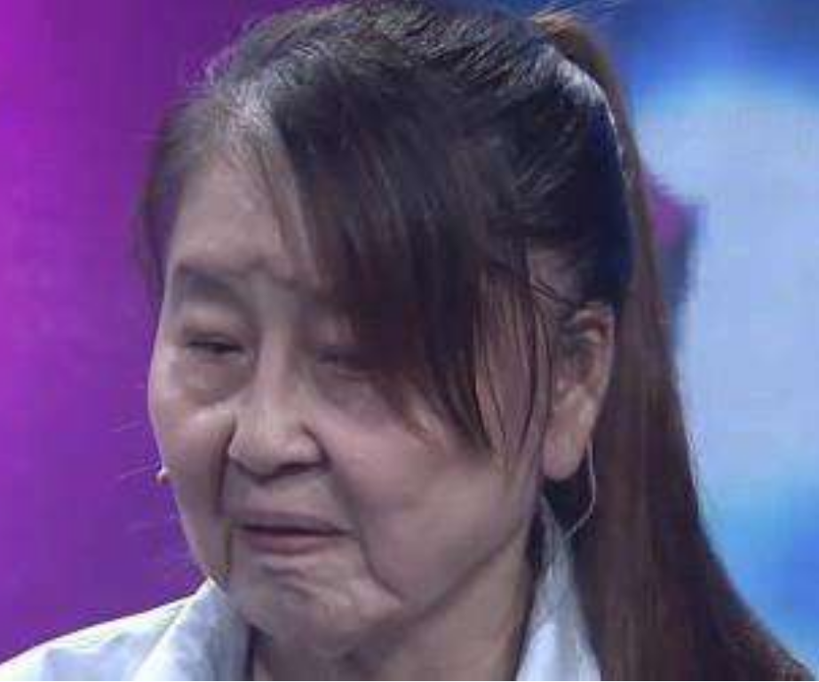 2004年,河南19岁女子生完孩子一夜变老,儿子:不要你这个丑八怪