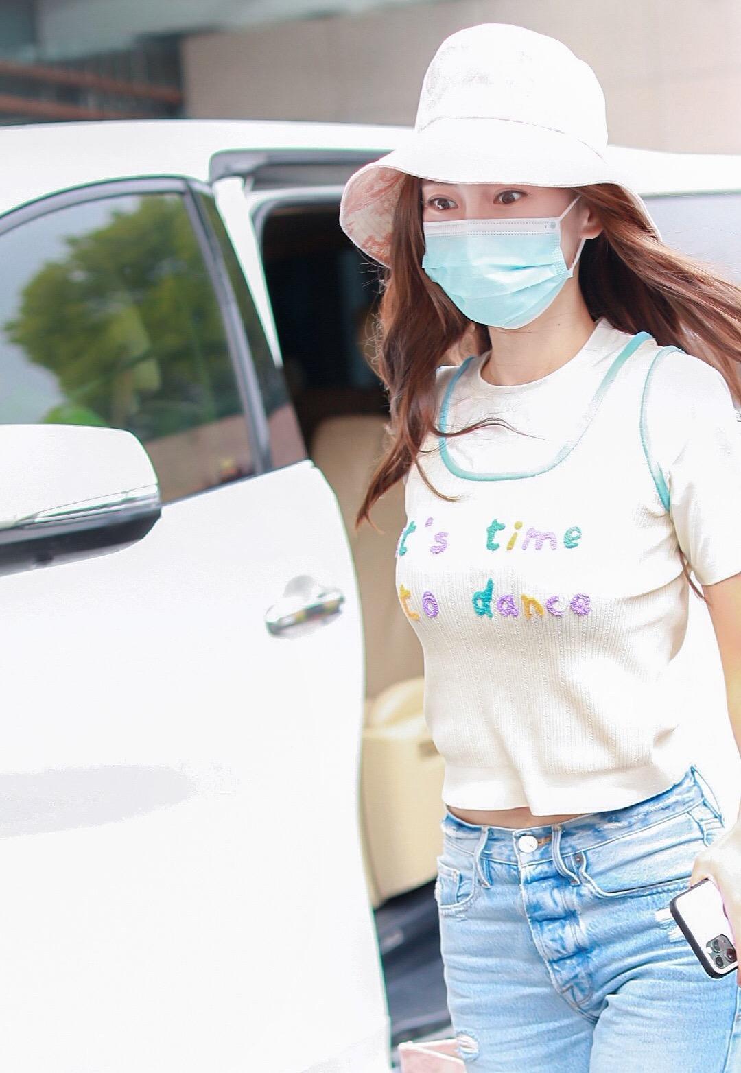 angelababy真会穿,一件白t恤搭针织衫背心清纯唯美,女神范十足