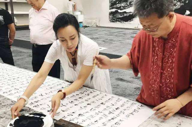 曾来德在书协和国家画院已无任何职务,对刘晓庆的吹捧不代表官方
