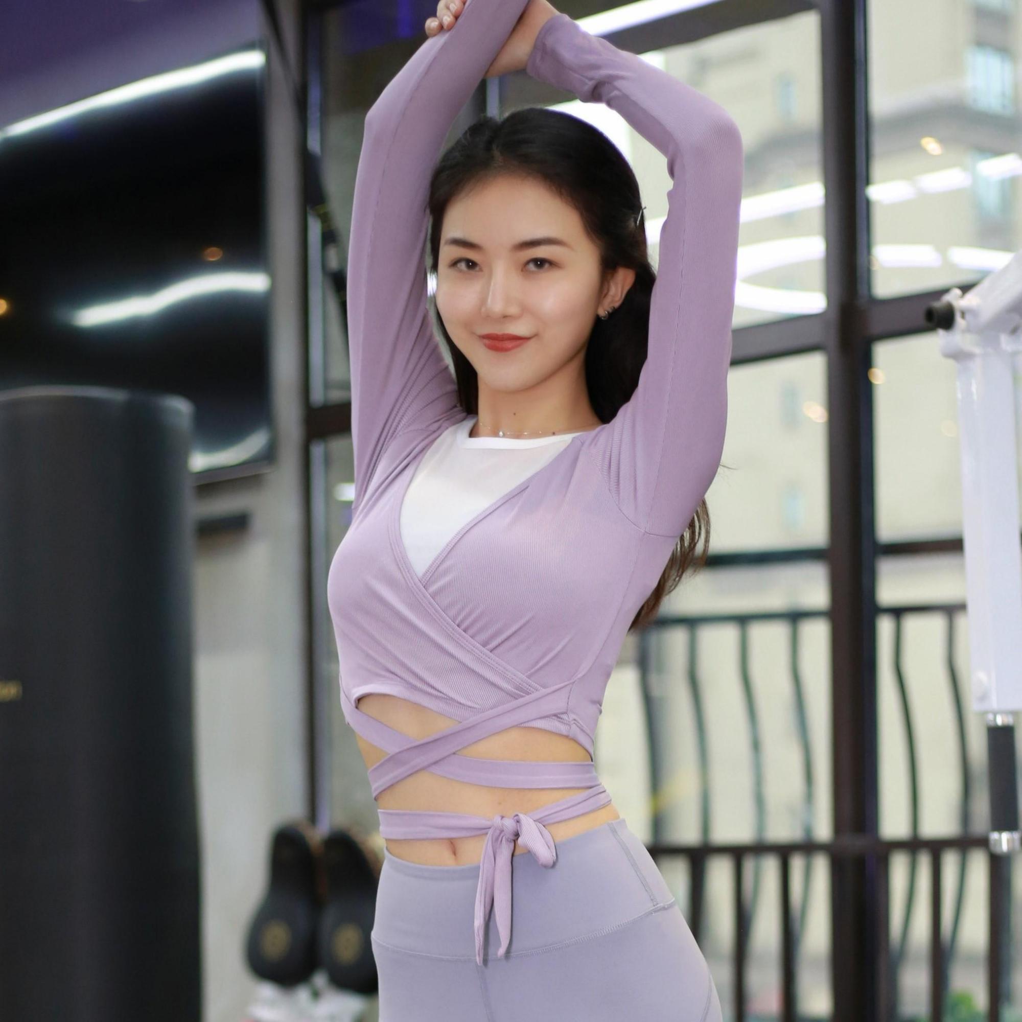 37岁女体育老师揽获百万粉丝,拥有大长腿马甲线,好身材值得付出