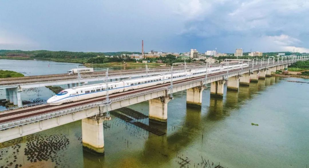 一列和諧號動車通過湛江石門海灣的石門鐵路大橋