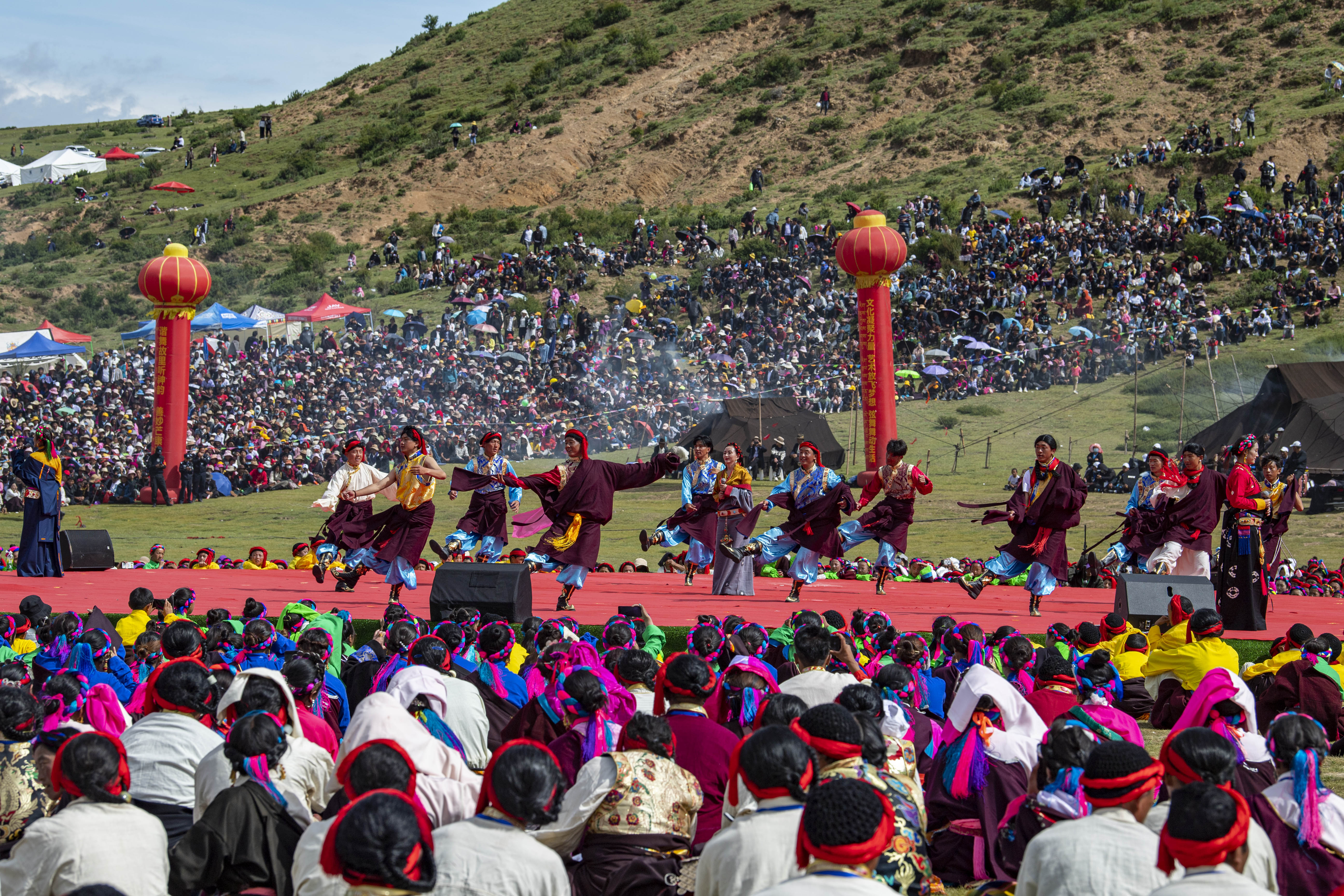 西藏首届弦子舞展演在芒康举行
