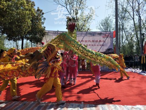 合肥肥东梁园一村庄举行祭祖典礼 精彩龙灯表演孙悟空竟来助阵