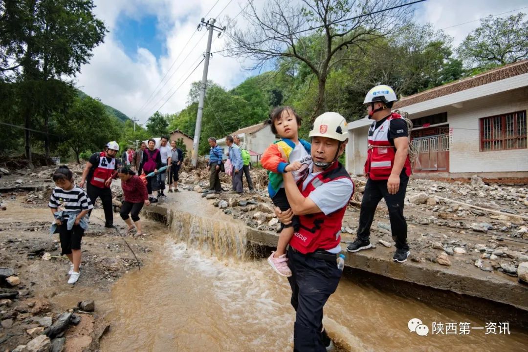 蓝田九间房暴雨伤亡图片