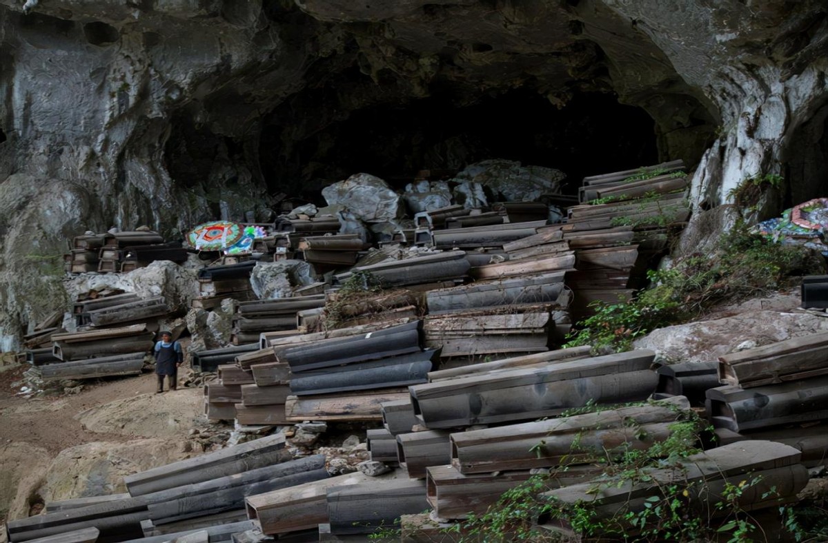 贵州一山洞发现567具棺材,516号棺距今1110年,守棺人:洞葬文化